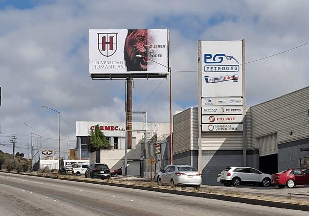Plaza Monarca, frente a Cetys Universidad TJ MEDIOS EXTERIORES