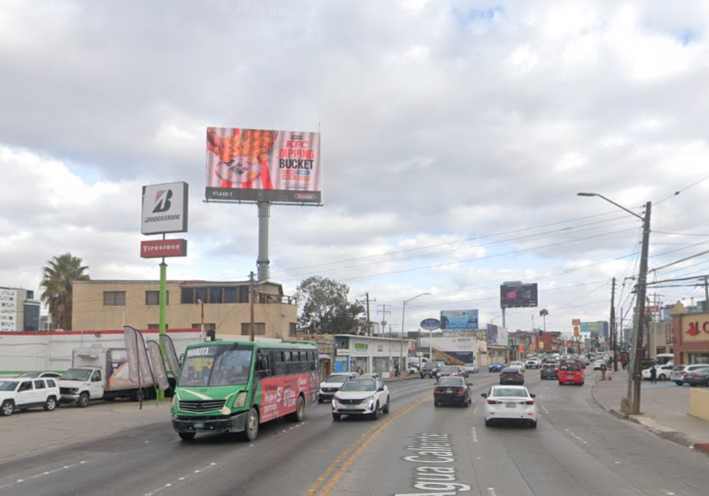 Pantalla frente a Giuseppis, Aguacaliente, Tijuana