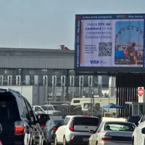Atractiva pantalla en Garita El Chaparral, San Diego, Tijuana