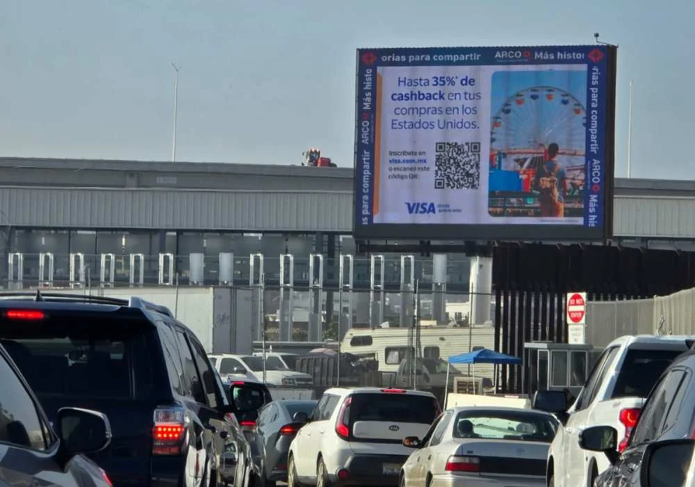 Atractiva pantalla en Garita El Chaparral, San Diego, Tijuana
